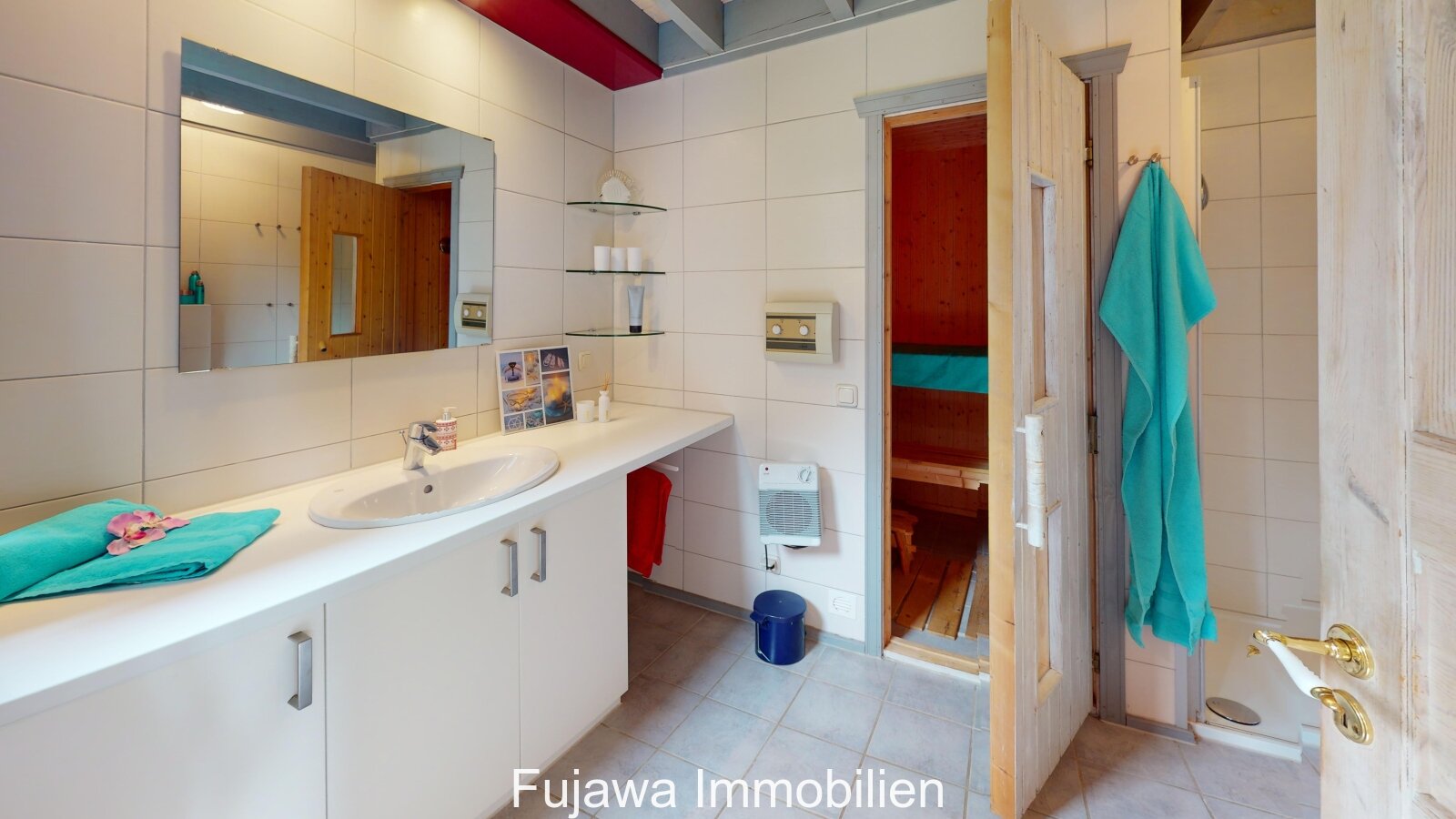 Ferienhaus (Nr. 29) auf großem Grundstück in erster Reihe im Ferienpark Mirow mit Seeblick