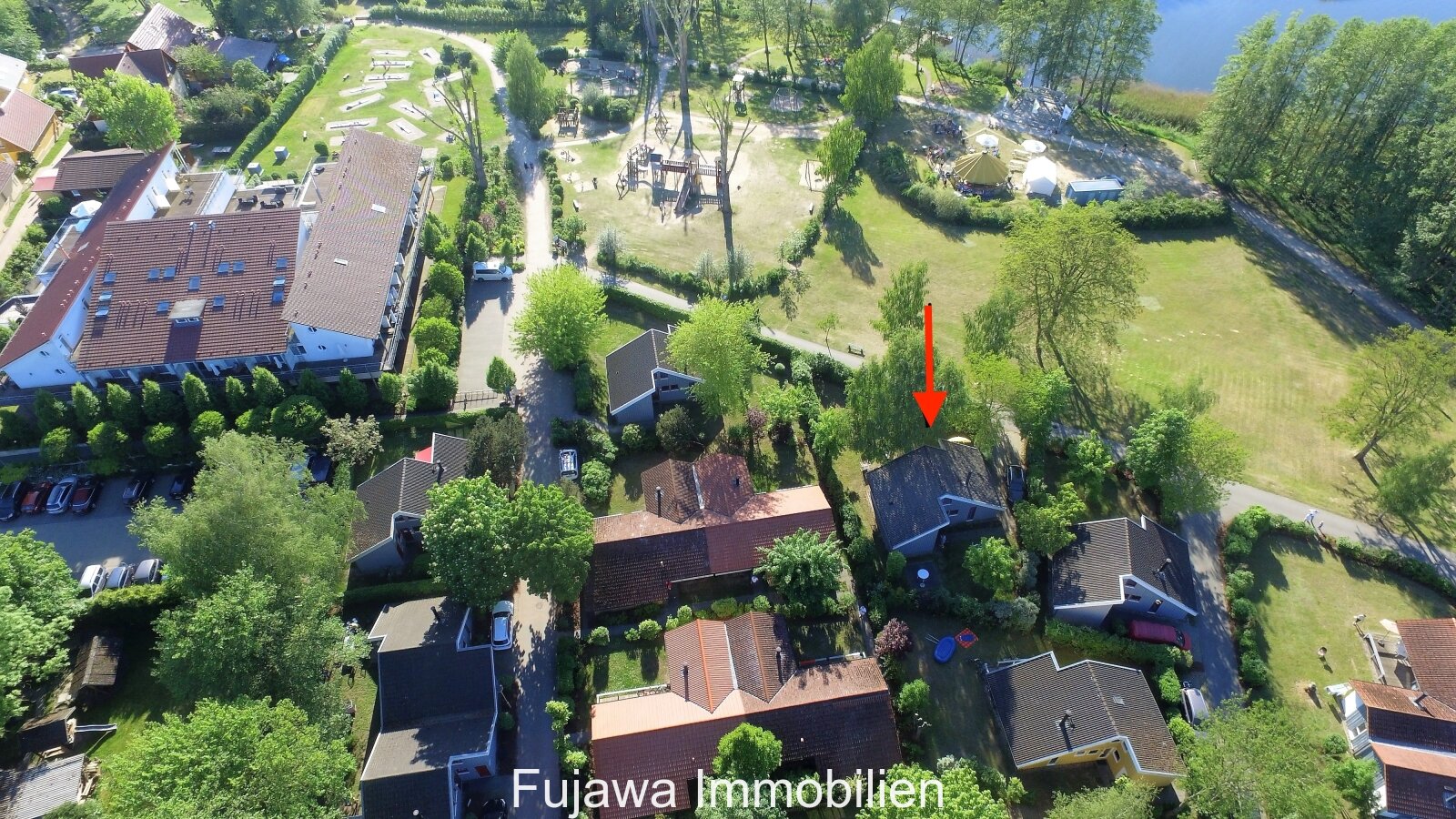 Ferienhaus (Nr. 29) auf großem Grundstück in erster Reihe im Ferienpark Mirow mit Seeblick