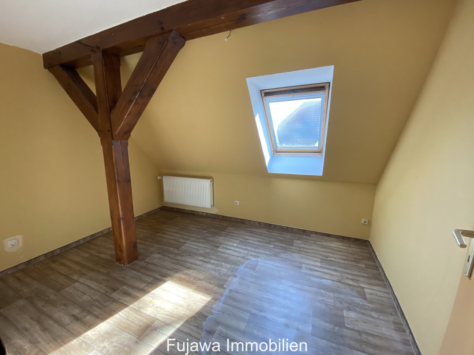 sanierungsbedürftiges Haus mit Garage und Nebengebäude günstig zu verkaufen