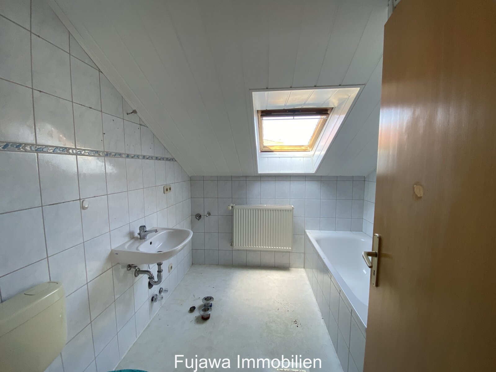 sanierungsbedürftiges Haus mit Garage und Nebengebäude günstig zu verkaufen