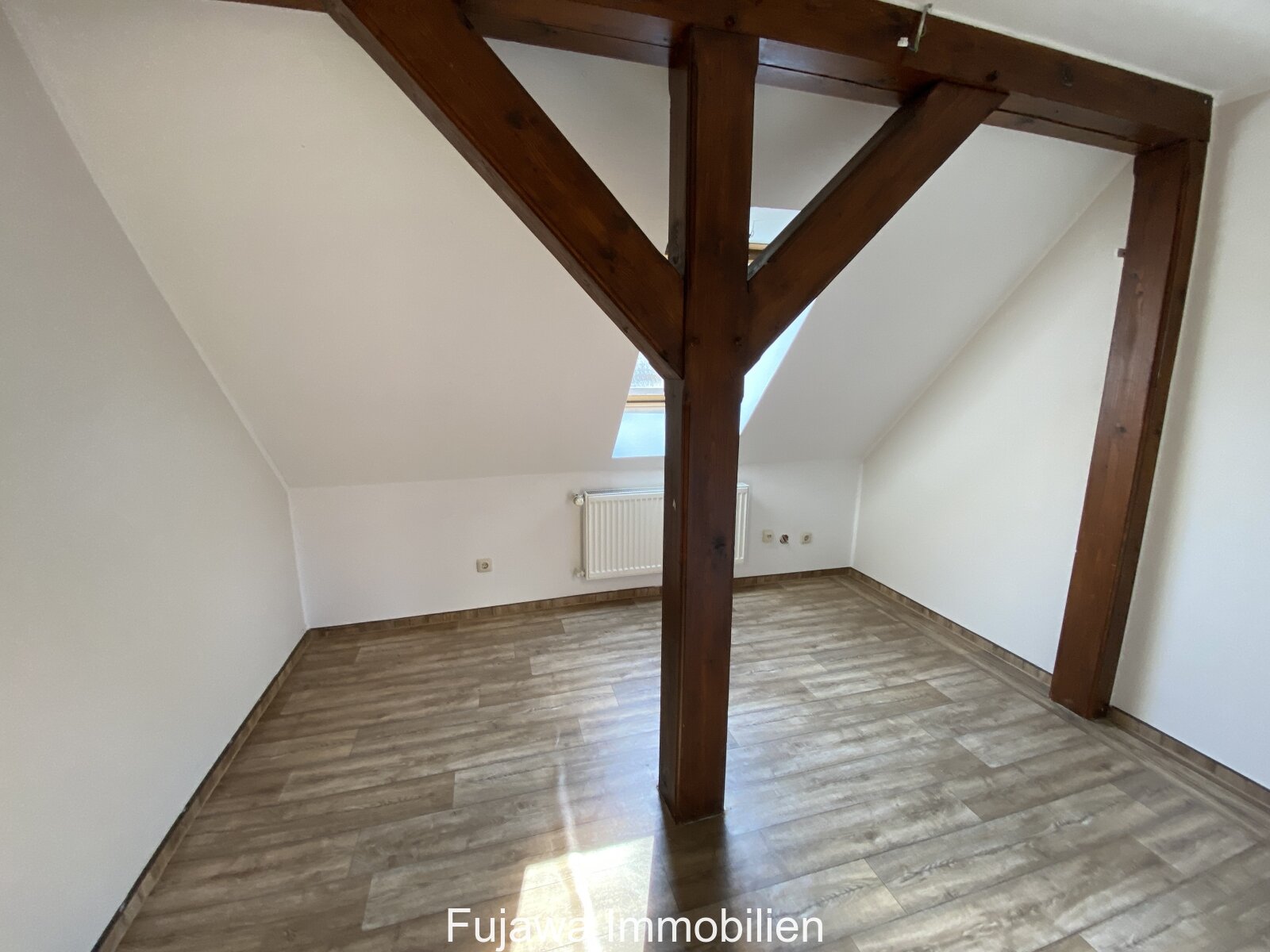 sanierungsbedürftiges Haus mit Garage und Nebengebäude günstig zu verkaufen