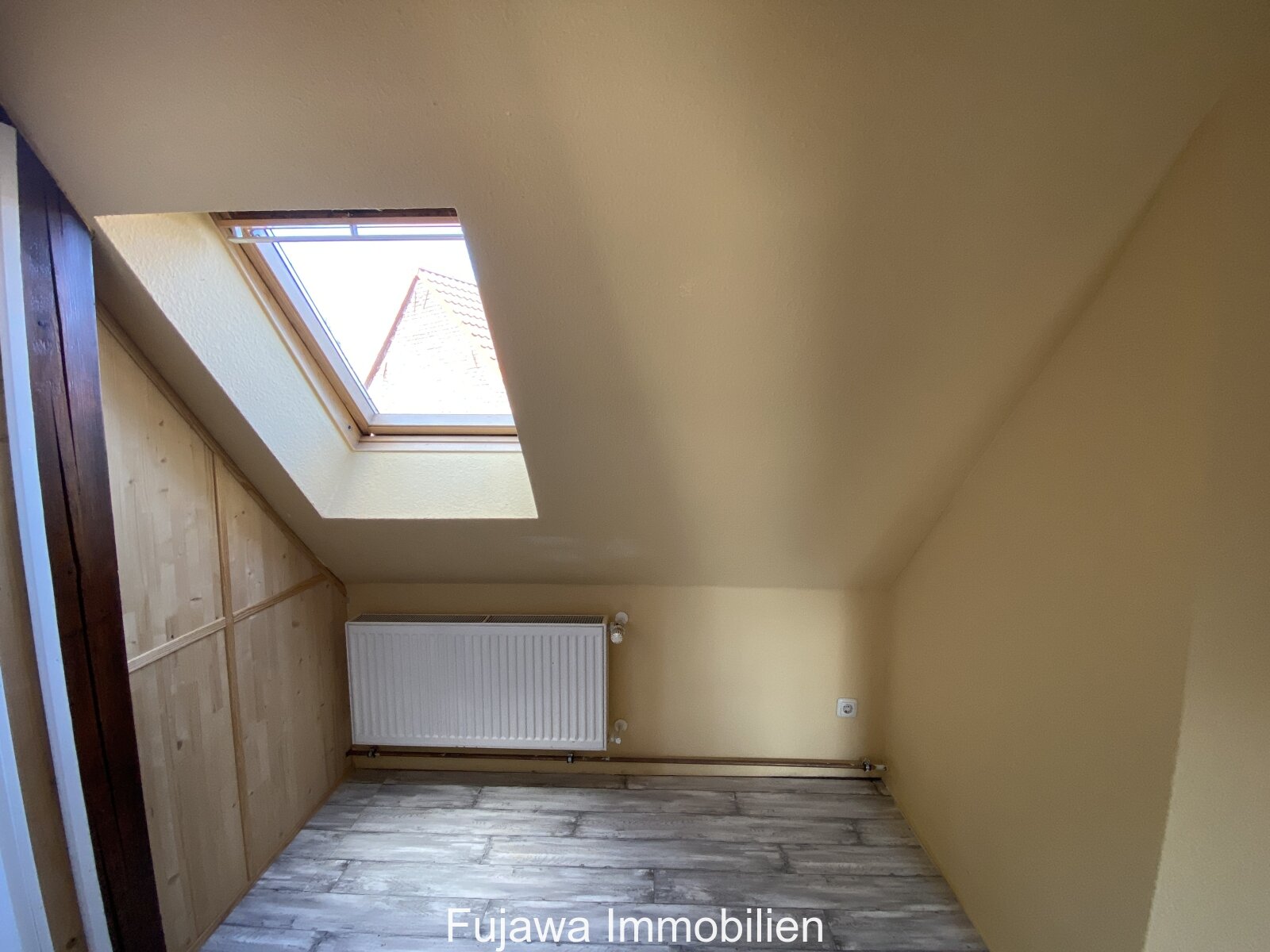 sanierungsbedürftiges Haus mit Garage und Nebengebäude günstig zu verkaufen