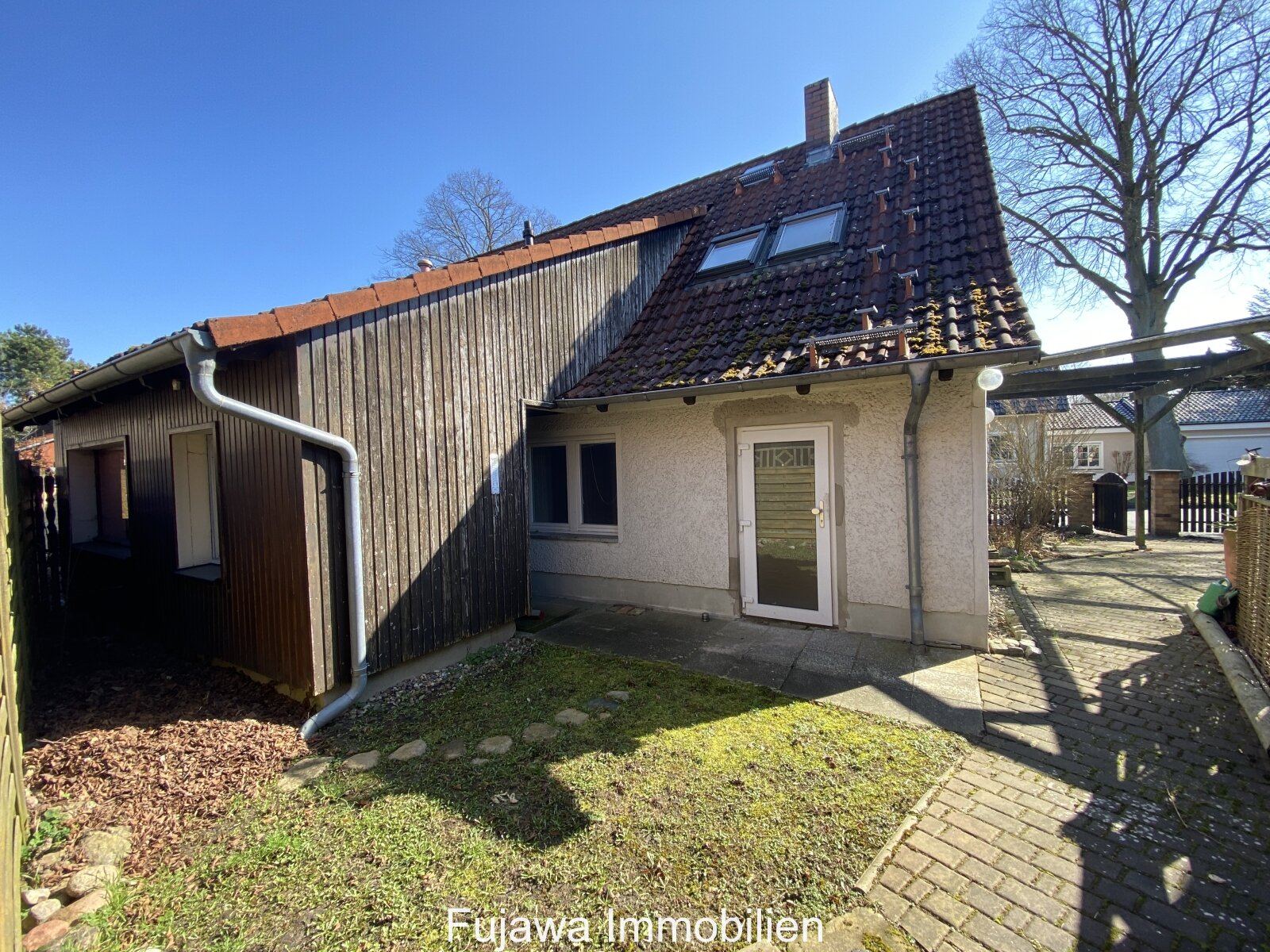 sanierungsbedürftiges Haus mit Garage und Nebengebäude günstig zu verkaufen