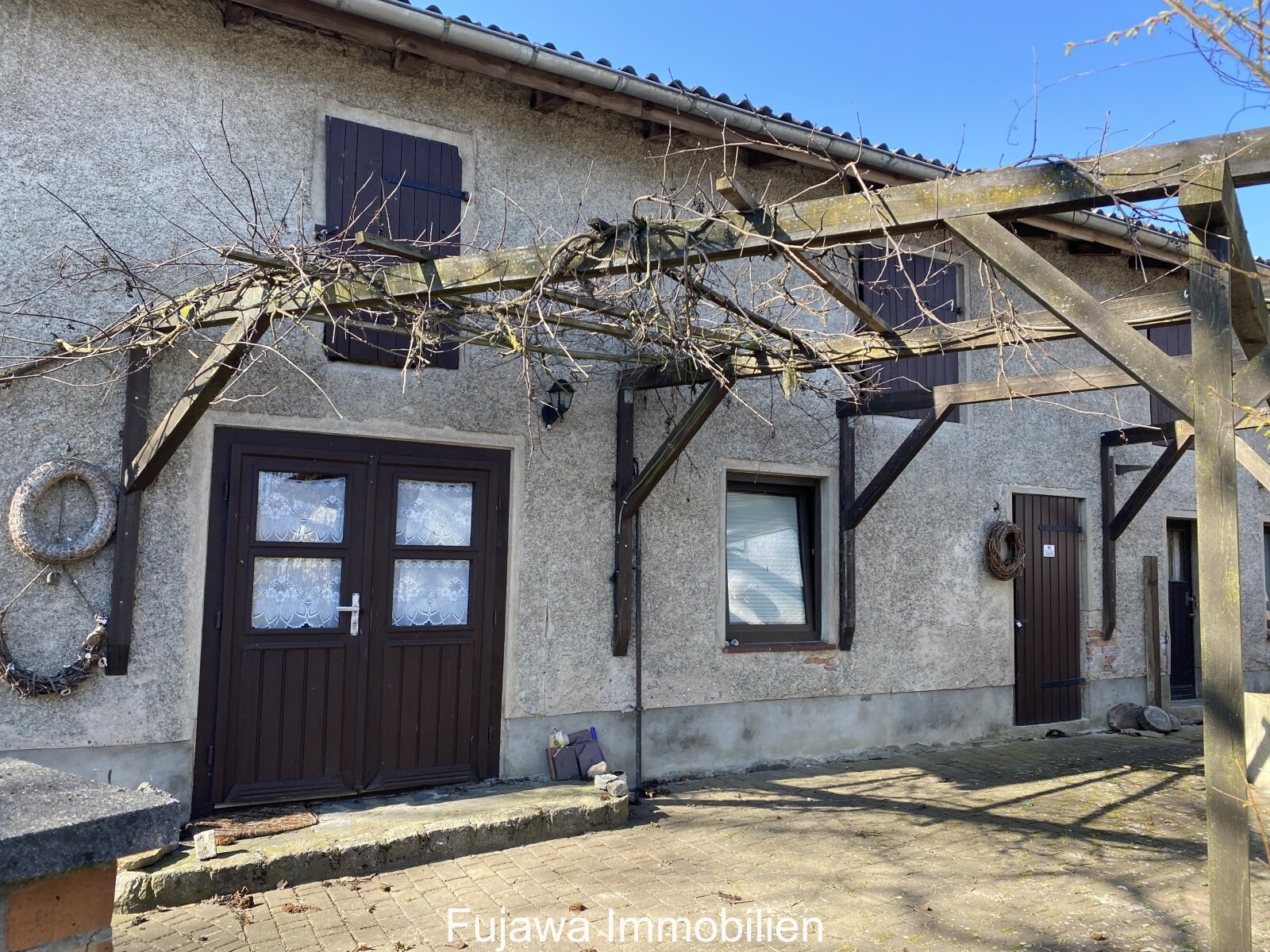 sanierungsbedürftiges Haus mit Garage und Nebengebäude günstig zu verkaufen