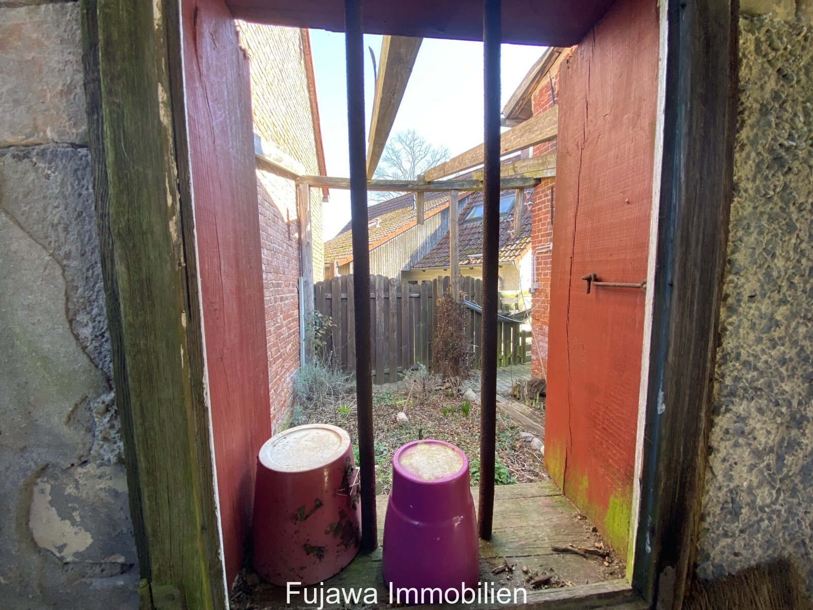 sanierungsbedürftiges Haus mit Garage und Nebengebäude günstig zu verkaufen