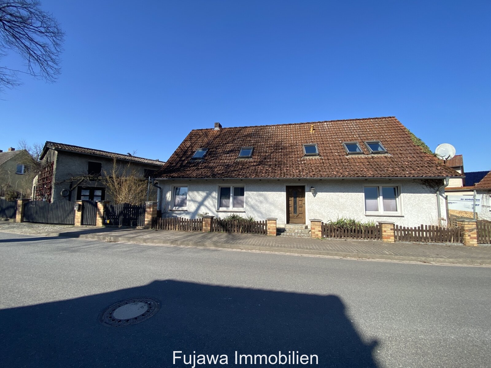 sanierungsbedürftiges Haus mit Garage und Nebengebäude günstig zu verkaufen