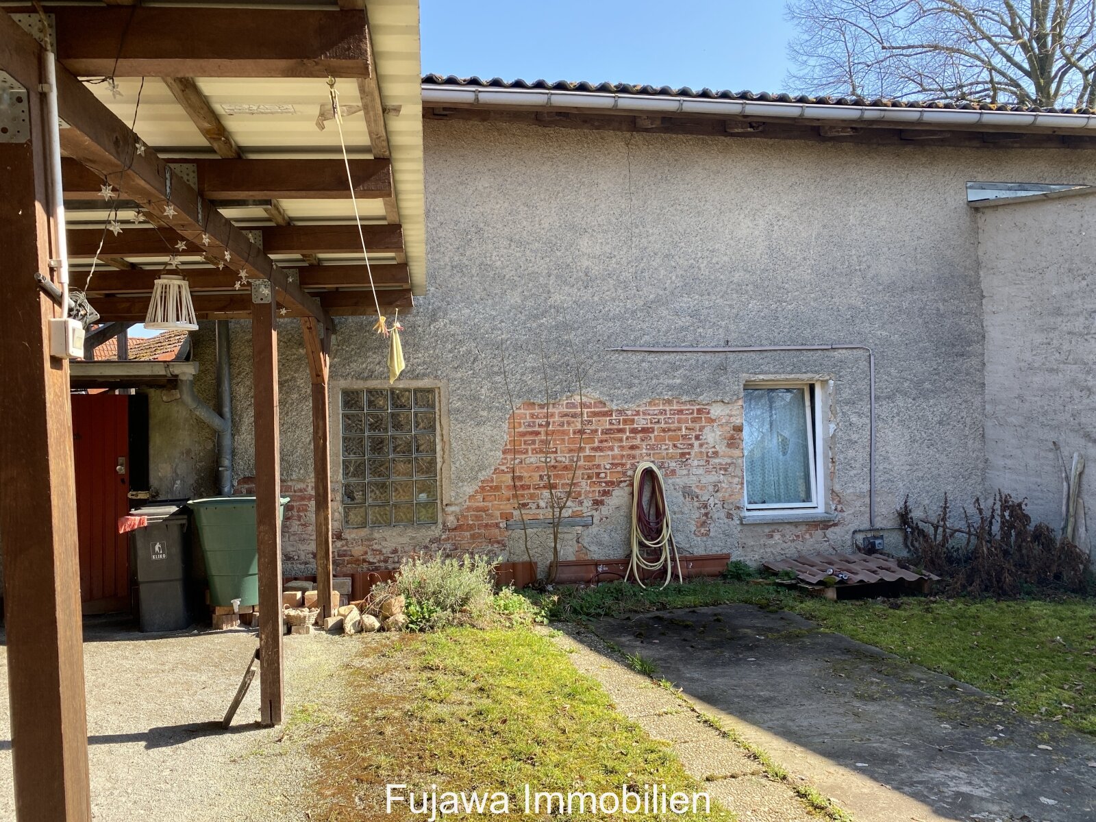 sanierungsbedürftiges Haus mit Garage und Nebengebäude günstig zu verkaufen