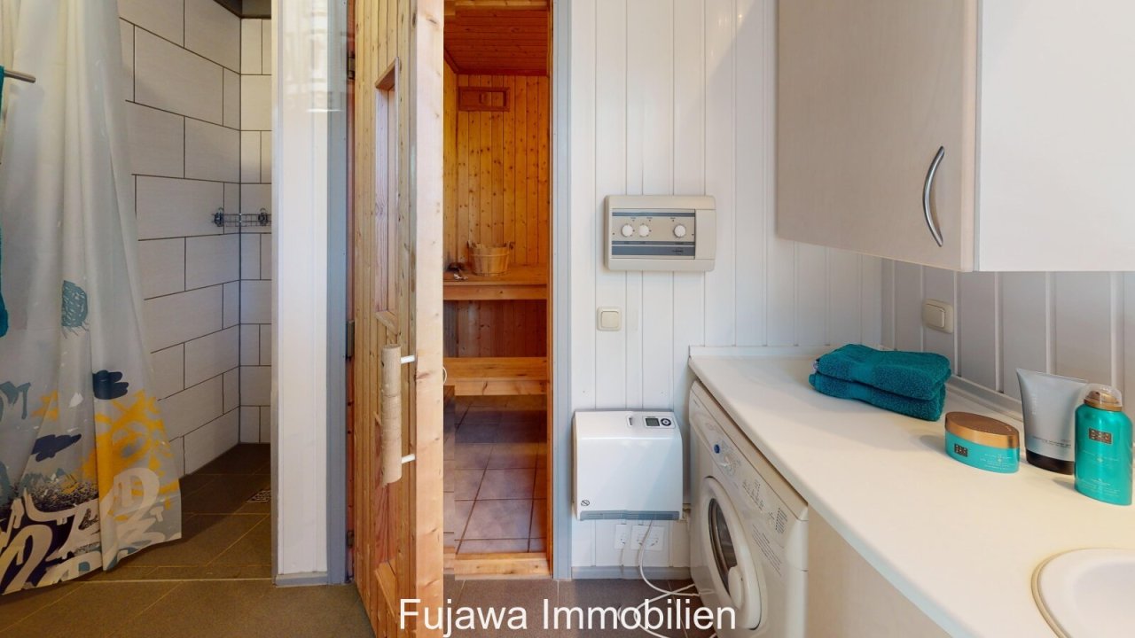 Bad mit ebenerdiger Dusche und Sauna Bad mit ebenerdiger Dusche und Sauna