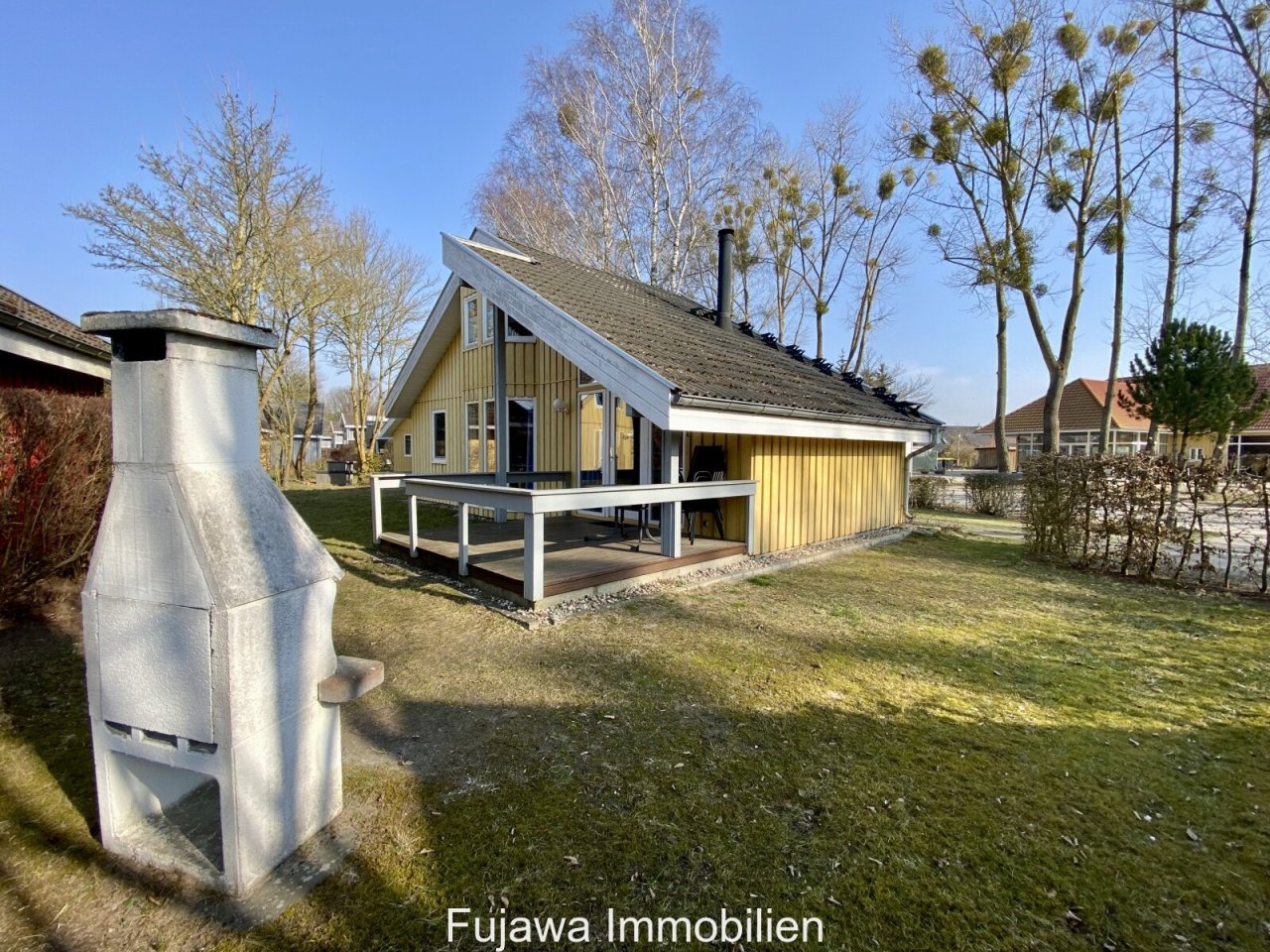 Haus mit Garten (Weitwinkel) Haus mit Garten (Weitwinkel)