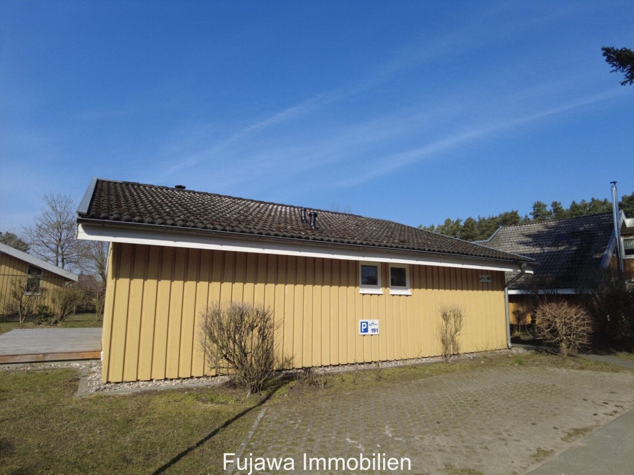 Seitenansicht mit Stellplatz Seitenansicht mit Stellplatz