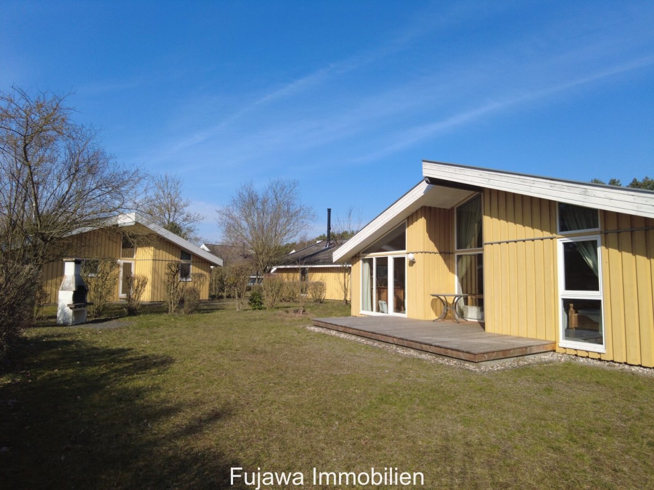 sonniger Garten mit Grillkamin sonniger Garten mit Grillkamin