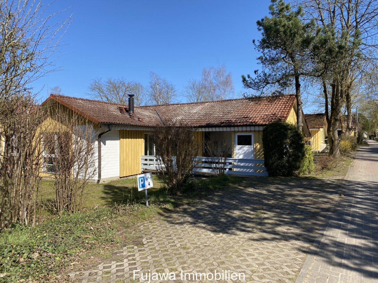 Haus mit Parkplatz auf eigenem Grundstück Haus mit Parkplatz auf eigenem Grundstück