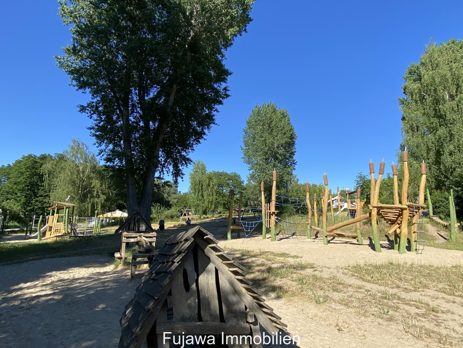 großer Abenteuerspielplatz