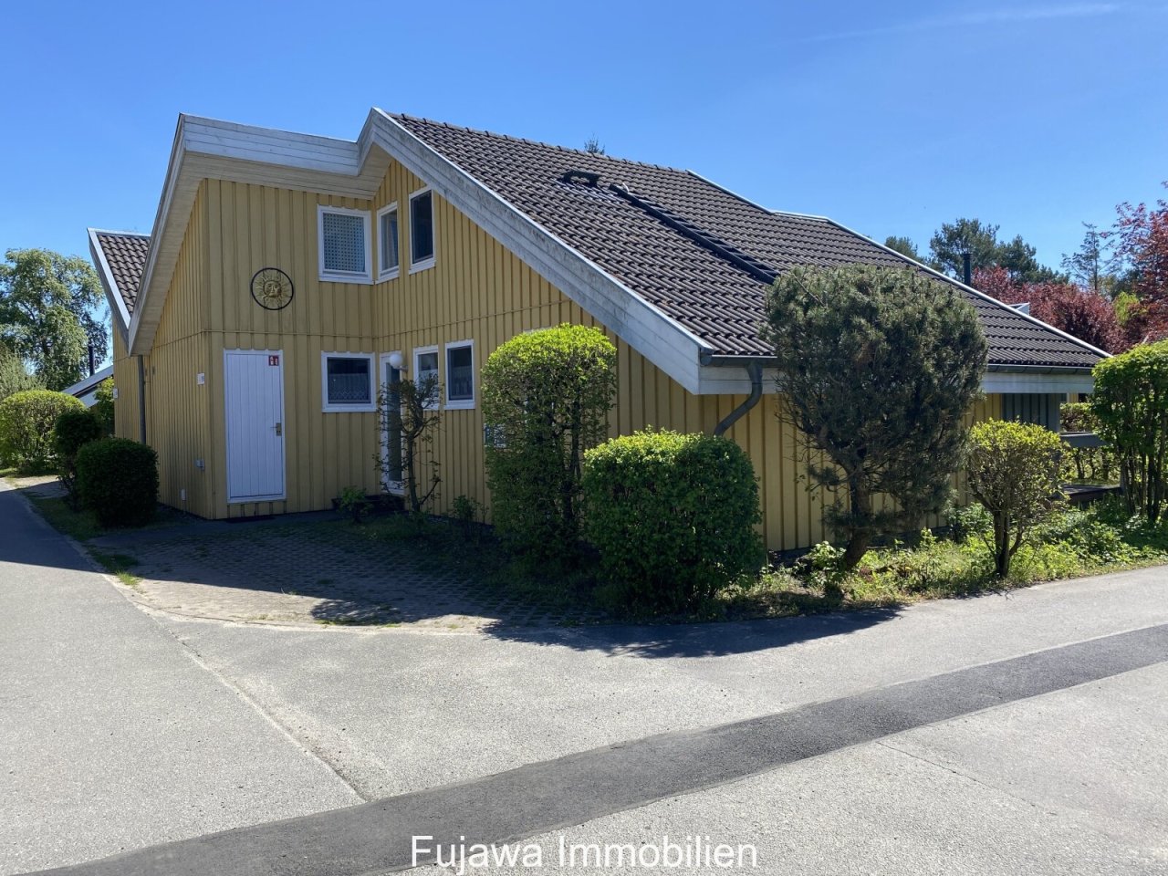 Eingangssansicht mit Stellplatz Eingangssansicht mit Stellplatz