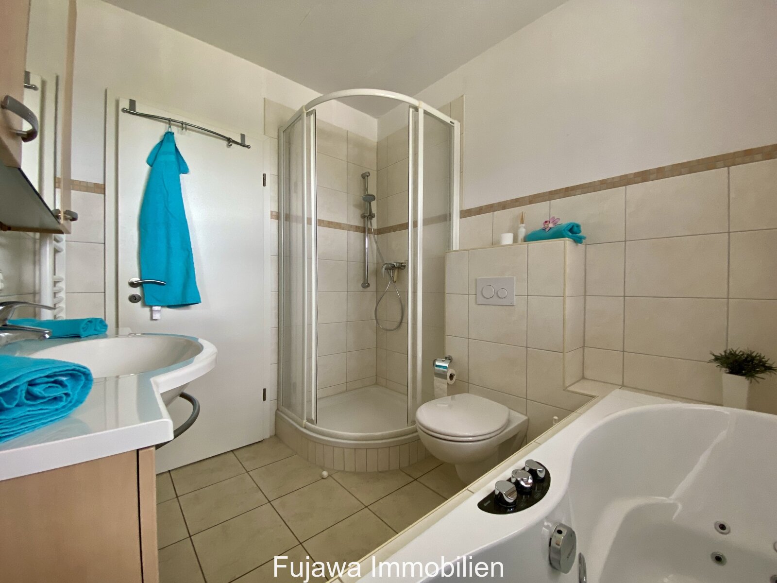 Bad mit Whirlpool und Dusche Bad mit Whirlpool und Dusche