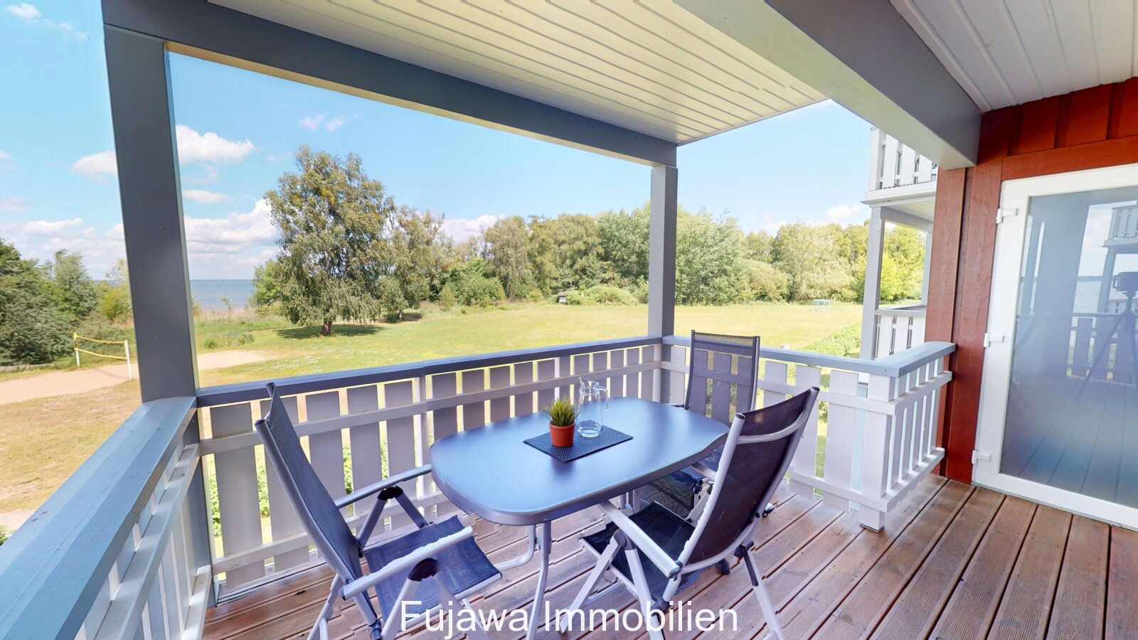 Balkon (Seeseite) mit Abstellraum Balkon (Seeseite) mit Abstellraum