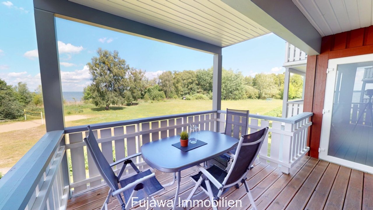 Balkon (Seeseite) mit Abstellraum Balkon (Seeseite) mit Abstellraum