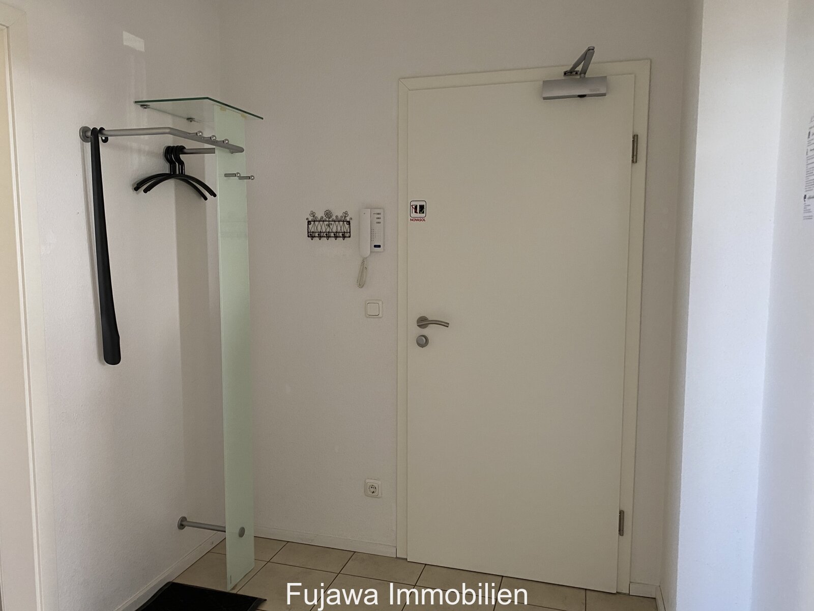 Flur - Wohnungseingangstür mit Freisprecheinrichtung Flur - Wohnungseingangstür mit Freisprecheinrichtung