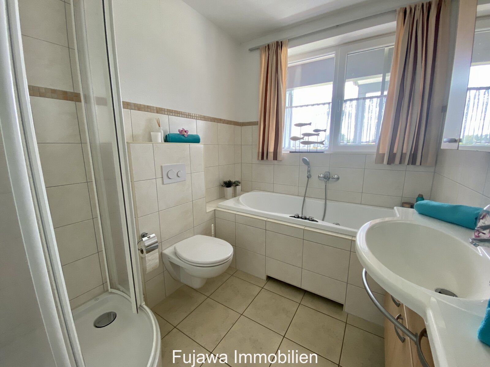 Bad mit Whirlpool und Dusche Bad mit Whirlpool und Dusche