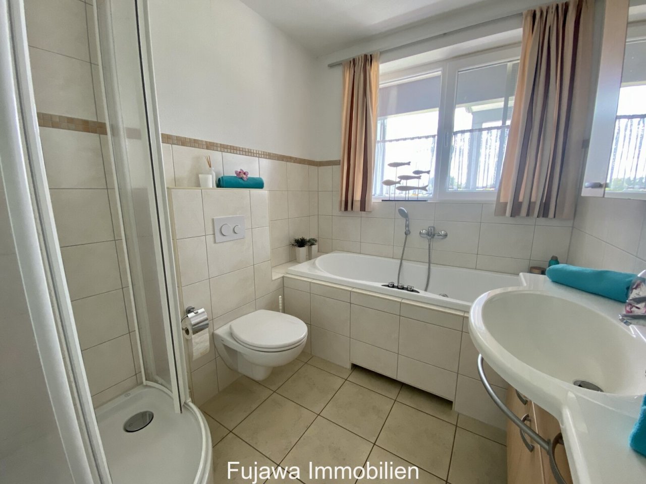 Bad mit Whirlpool und Dusche Bad mit Whirlpool und Dusche