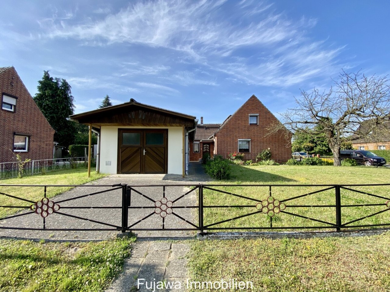 Haus Ansicht mit Garten und Garage Haus Ansicht mit Garten und Garage