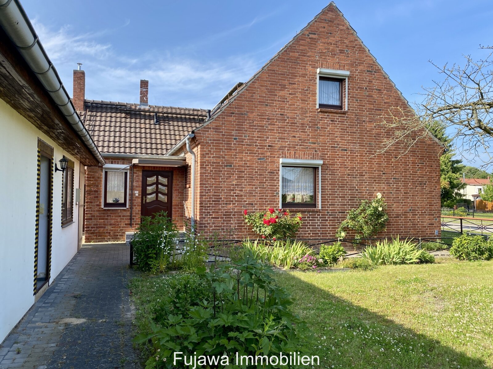 Haus Giebelseite mit Eingang Haus Giebelseite mit Eingang