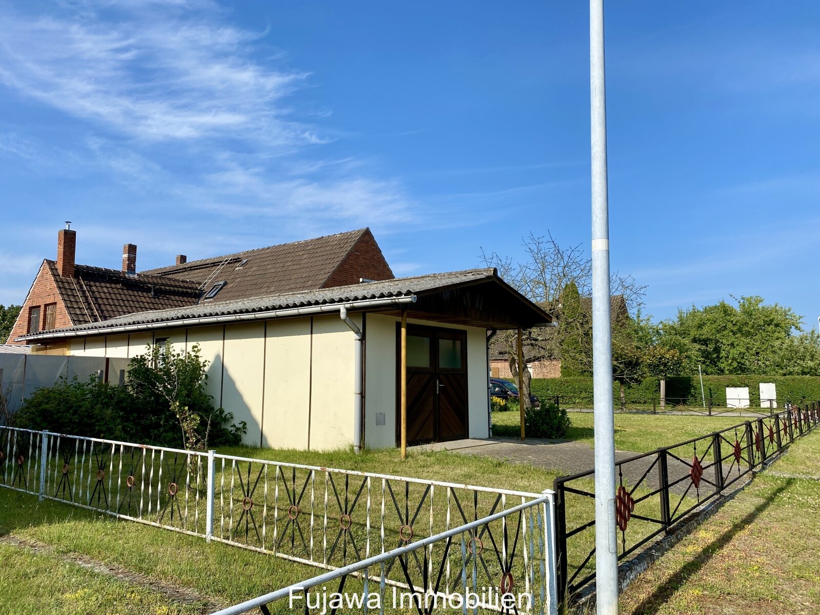 Ansicht Grundstück mit Garage Ansicht Grundstück mit Garage