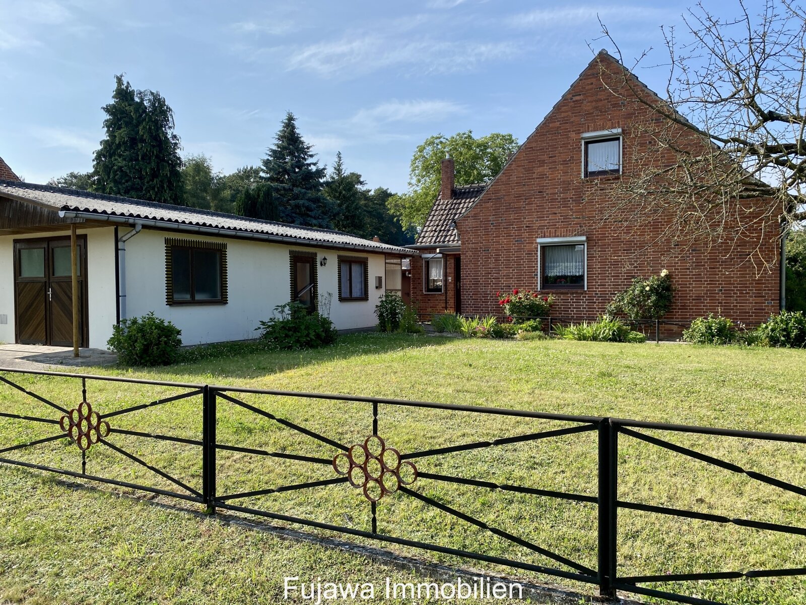 Haus Ansicht mit Garten Haus Ansicht mit Garten
