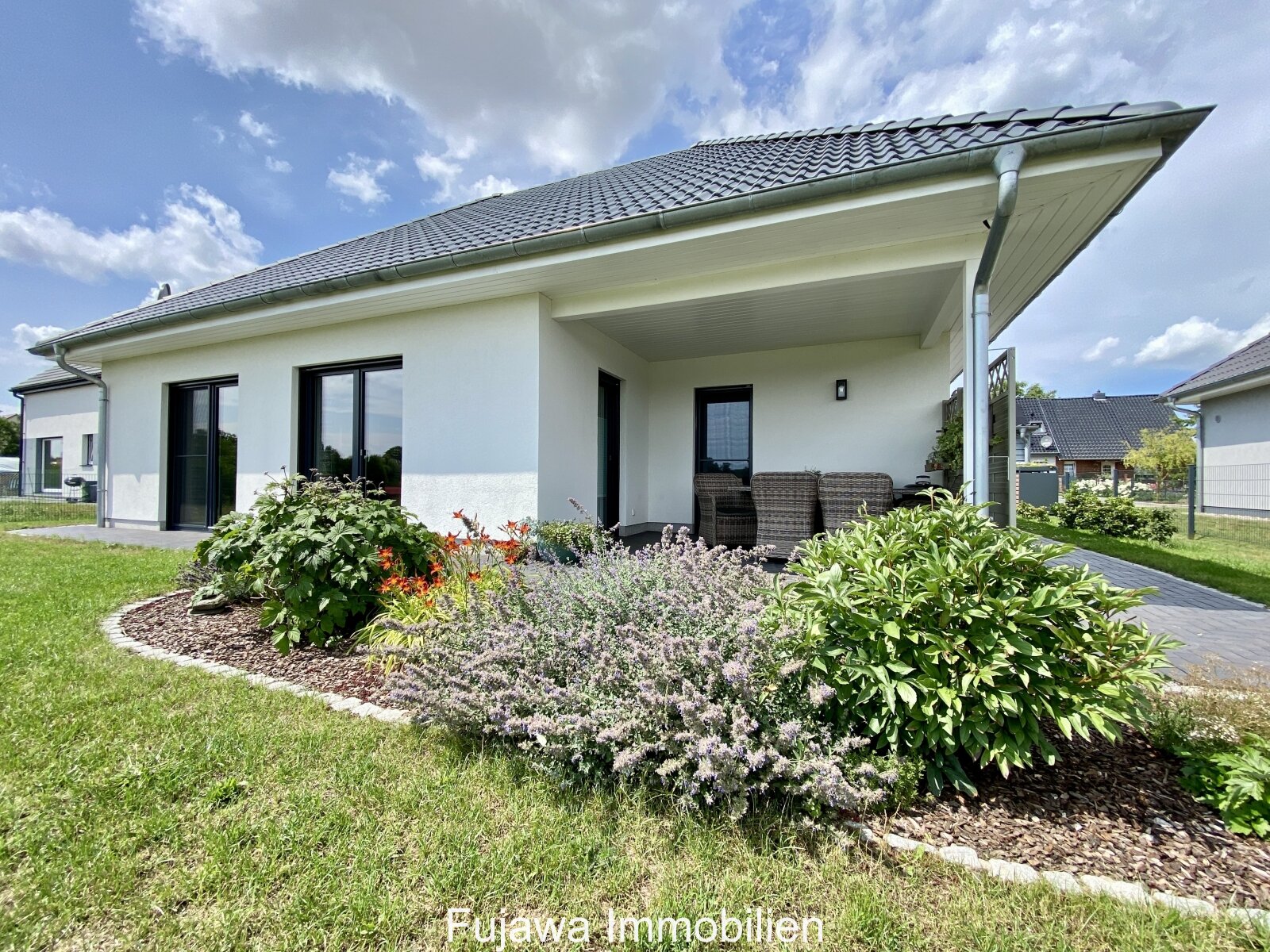 Haus mit Terrasse und Garten Haus mit Terrasse und Garten