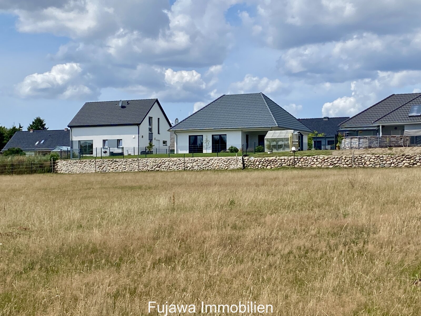 Ansicht Haus mit Natursteinmauer Ansicht Haus mit Natursteinmauer