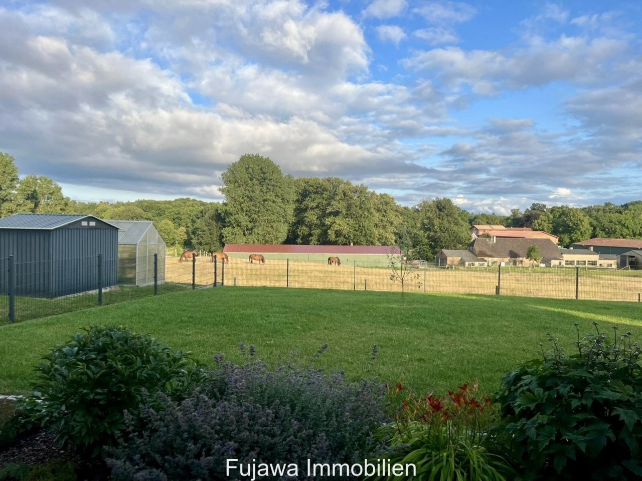 Blick von der Terrasse zu den Pferden auf der Weide Blick von der Terrasse zu den Pferden auf der Weide