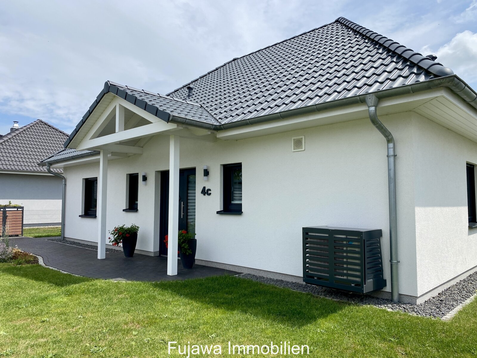 Haus Ansicht Eingang und Wärmepumpe Haus Ansicht Eingang und Wärmepumpe
