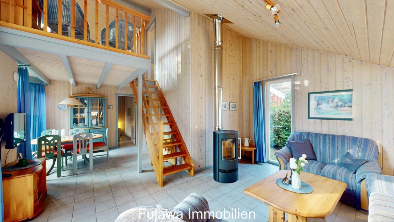 Wohn- und Esszimmer und Treppe zur Galerie im DG Wohn- und Esszimmer und Treppe zur Galerie im DG