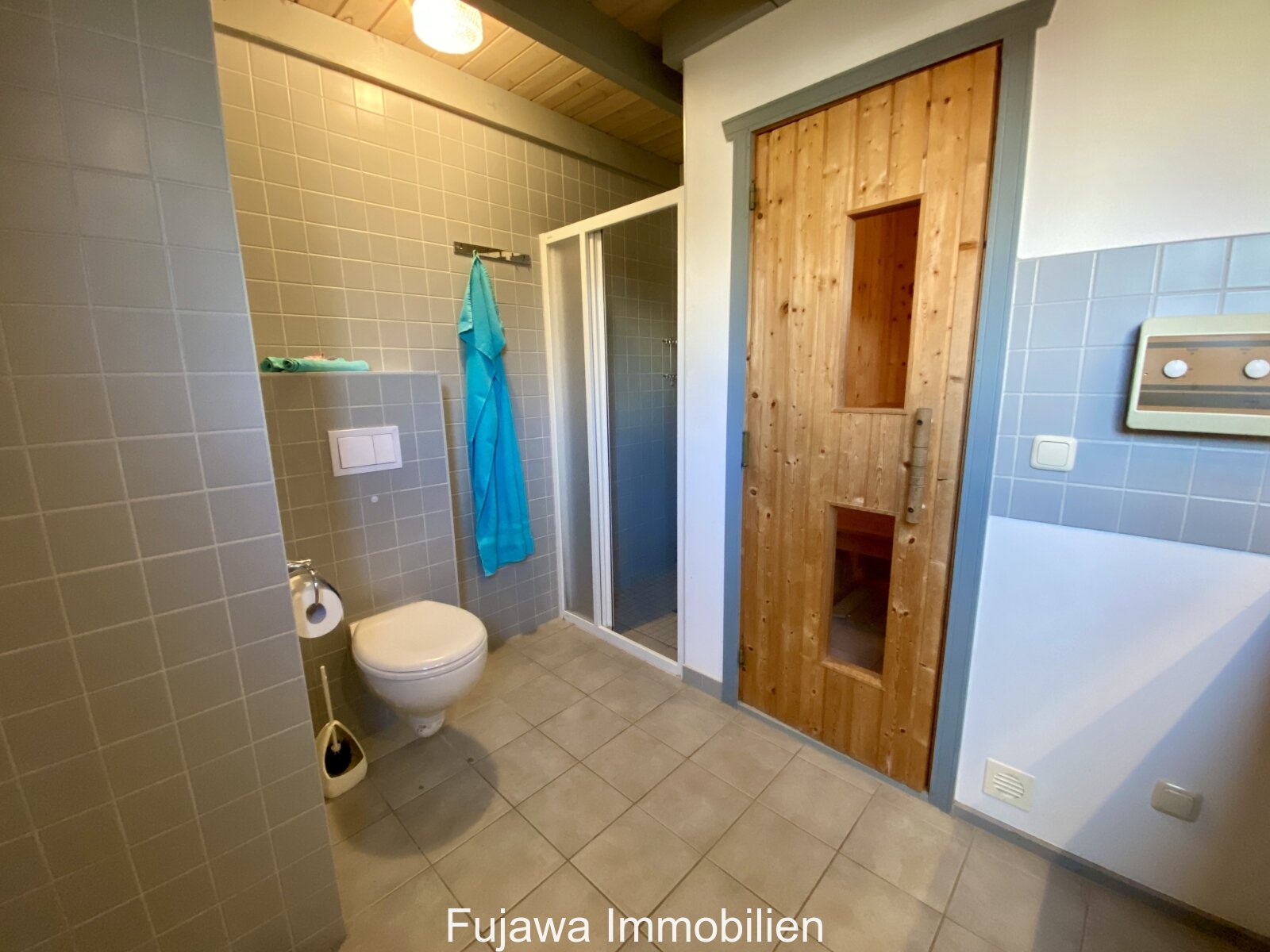 Bad mit Sauna und ebenerdiger Dusche Bad mit Sauna und ebenerdiger Dusche