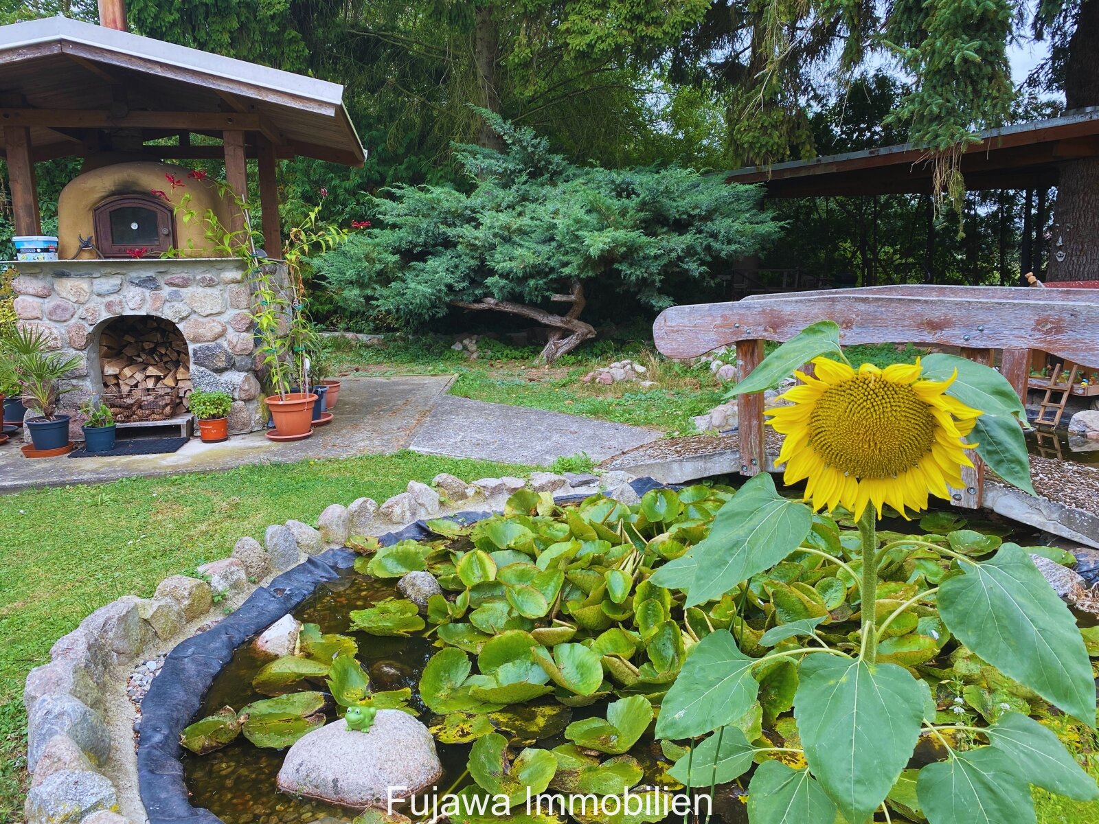 Teich und Backofen im Garten Teich und Backofen im Garten