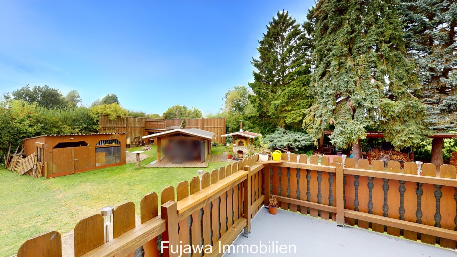 Blick von Terrasse in Garten zum Gartenhäuschen Blick von Terrasse in Garten zum Gartenhäuschen