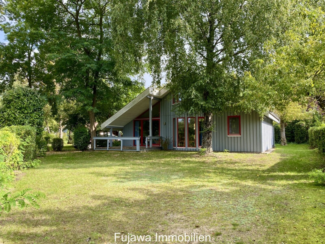 großer Garten vor dem Haus
