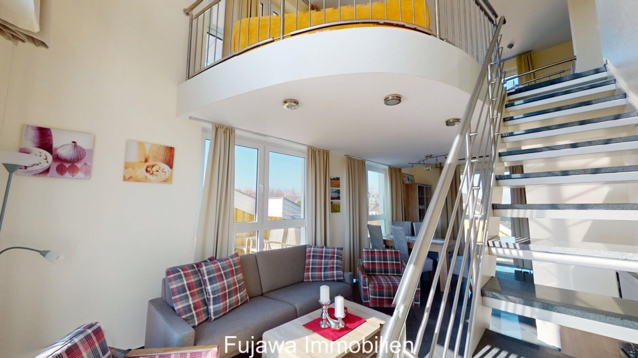 Wohnbereich mit Treppe zum OG