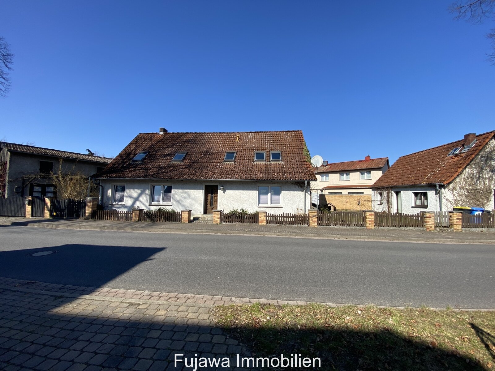 sanierungsbedürftiges Haus mit Garage und Nebengebäude günstig zu verkaufen 