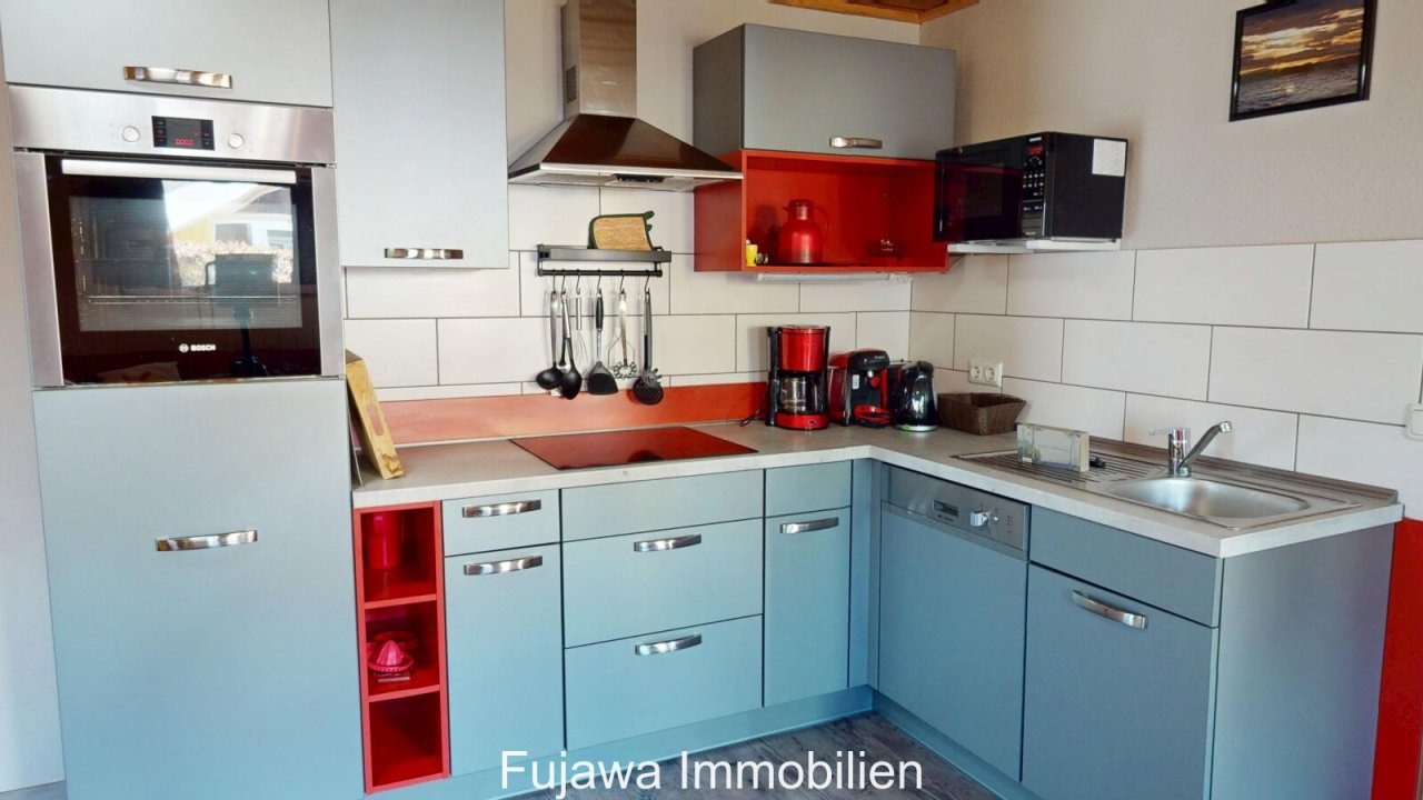 moderne Küche mit Einbaugeräten