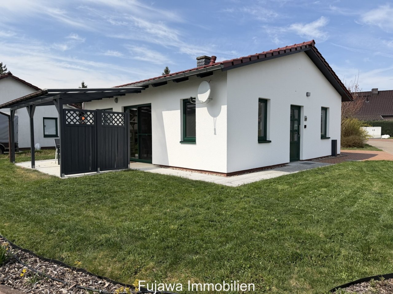 Bungalow mit überdachter Terrasse Ansicht Süd-Ost Bungalow mit überdachter Terrasse Ansicht Süd-Ost