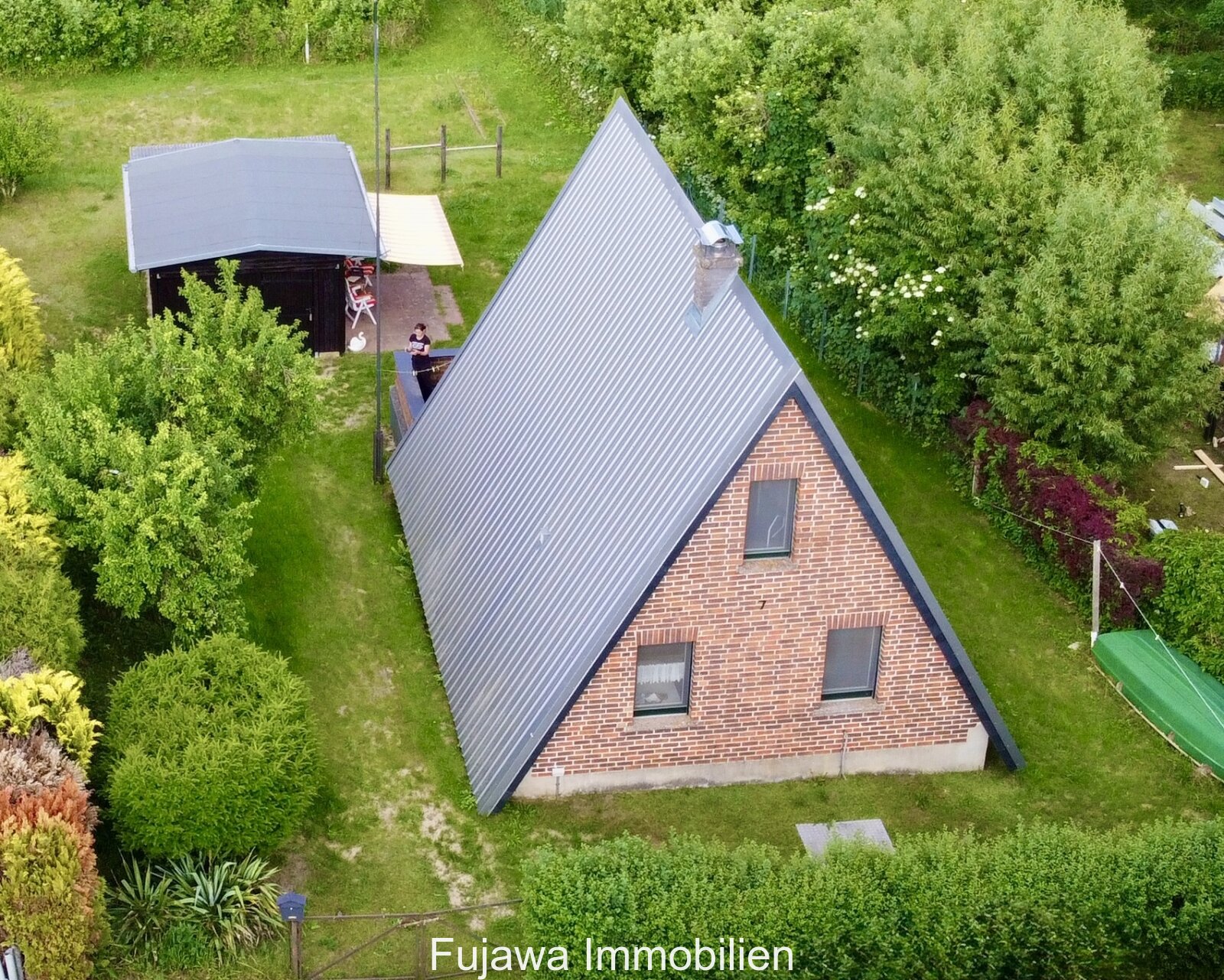 Luftaufnahme: Kompaktes Ferienhaus mit durchdachtem Grundriss und gepflegtem Gartengrundstück