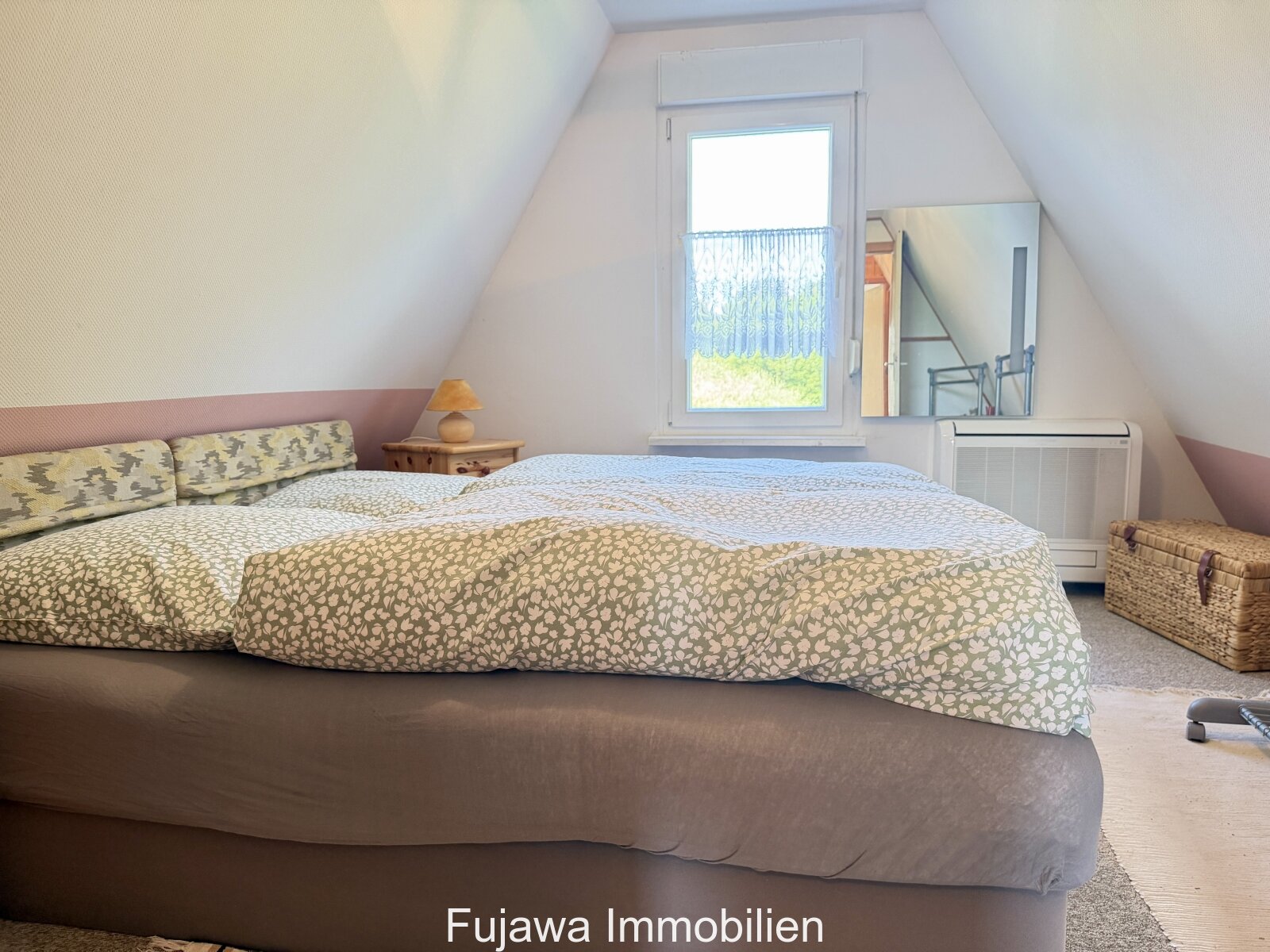 Helles Dachgeschoss-Schlafzimmer 