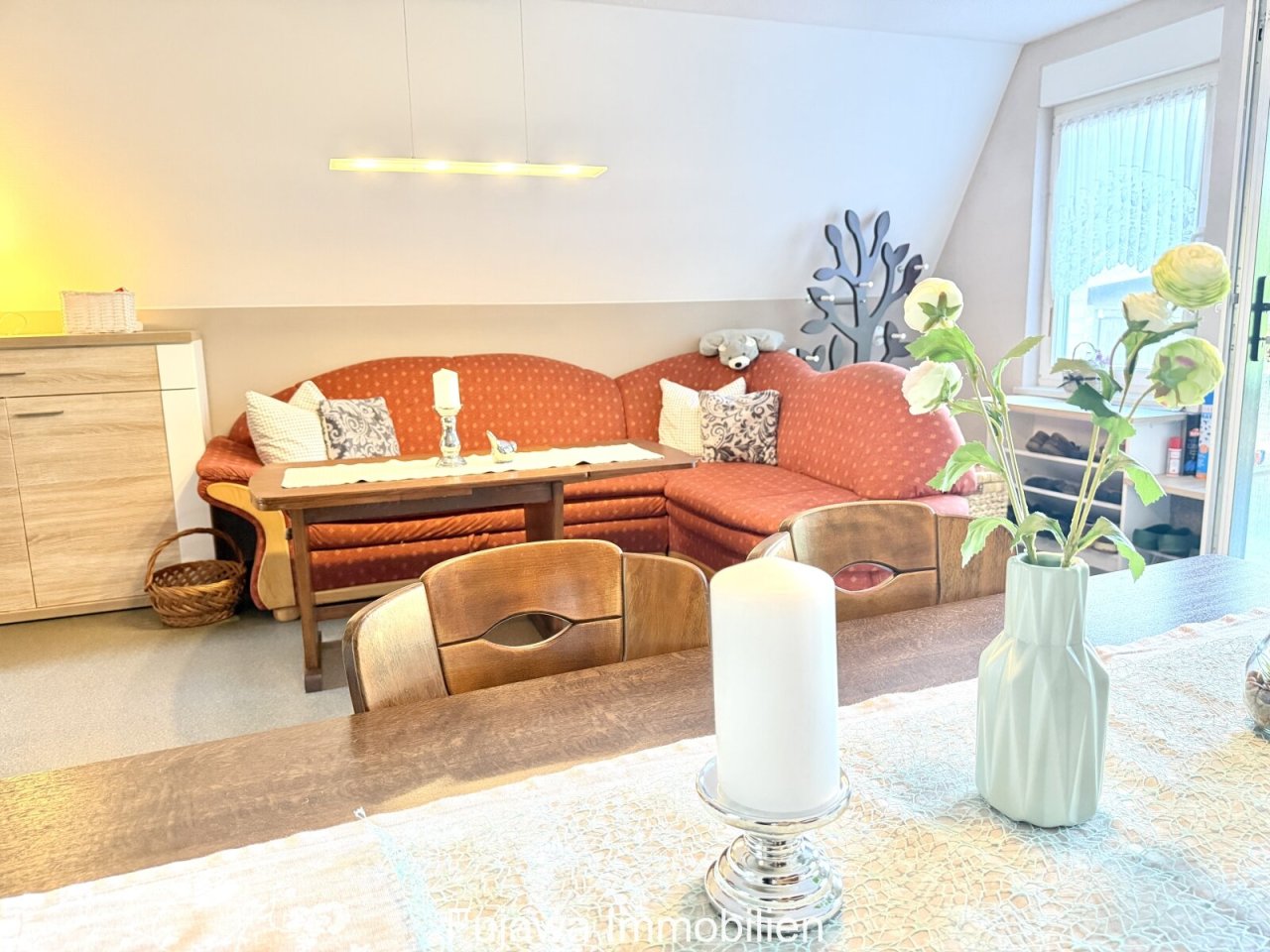 Helles Wohnzimmer mit  direktem Terrassenzugang (Eingang)