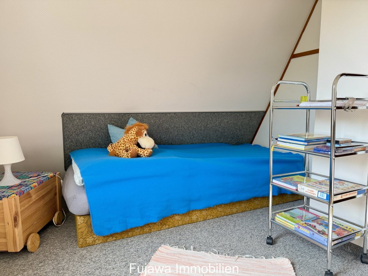 Kinderzimmer mit Dachschräge