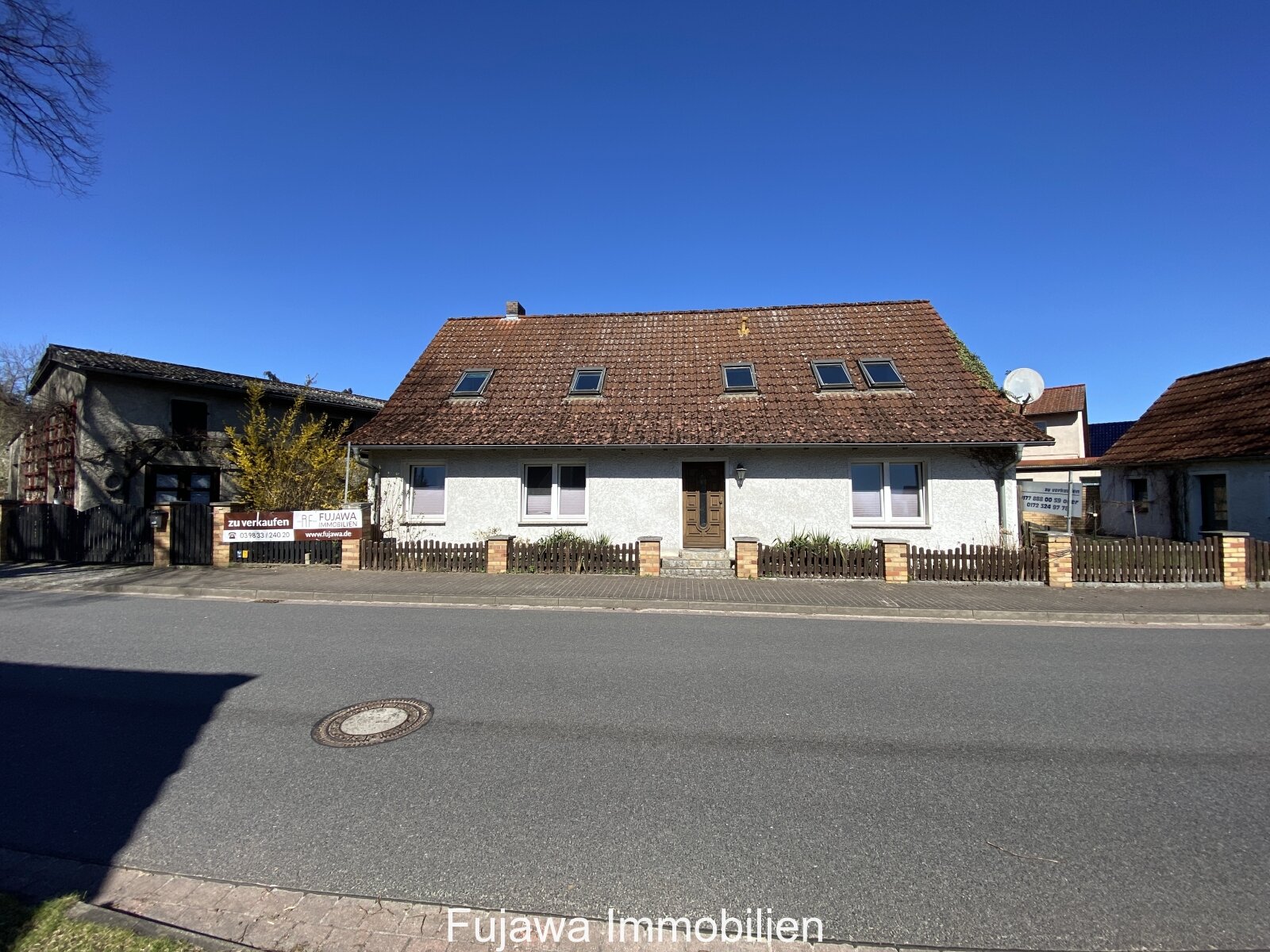 sanierungsbedürftiges Haus mit Garage und Nebengebäude günstig zu verkaufen 