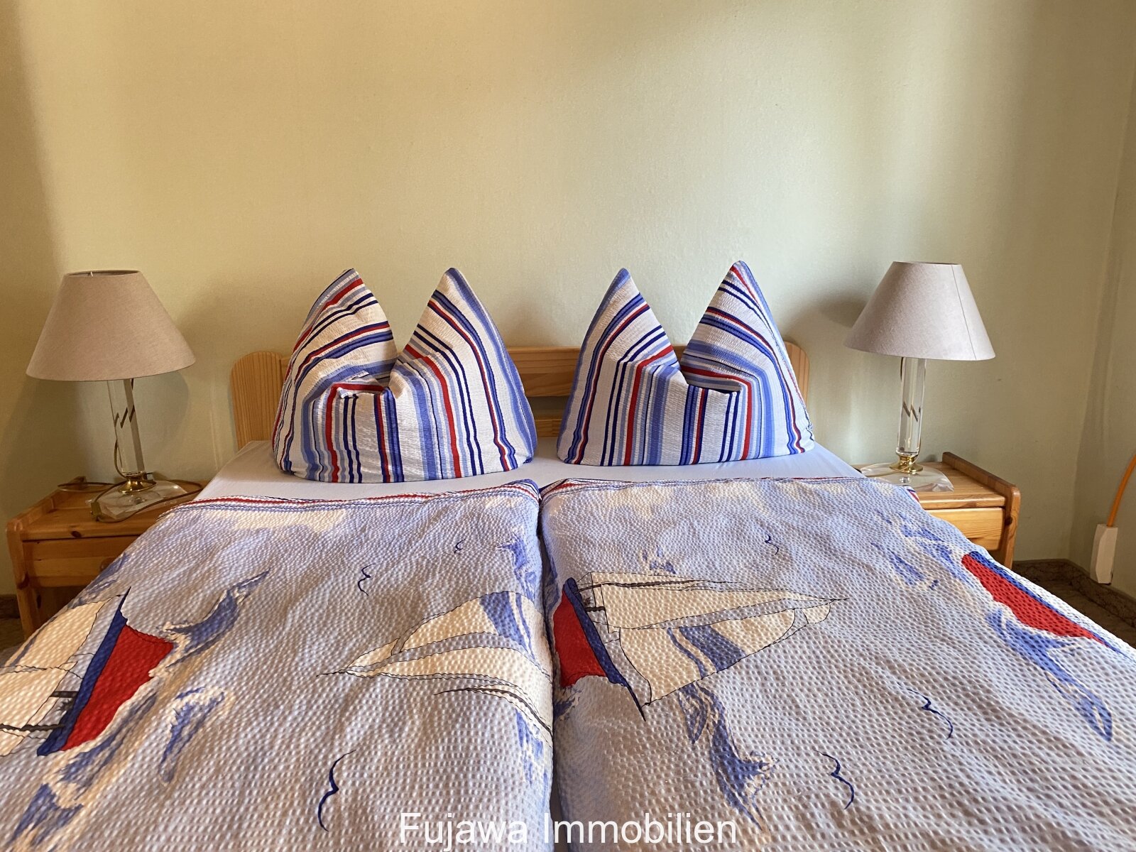 Helles Schlafzimmer mit Doppelbett Helles Schlafzimmer mit Doppelbett