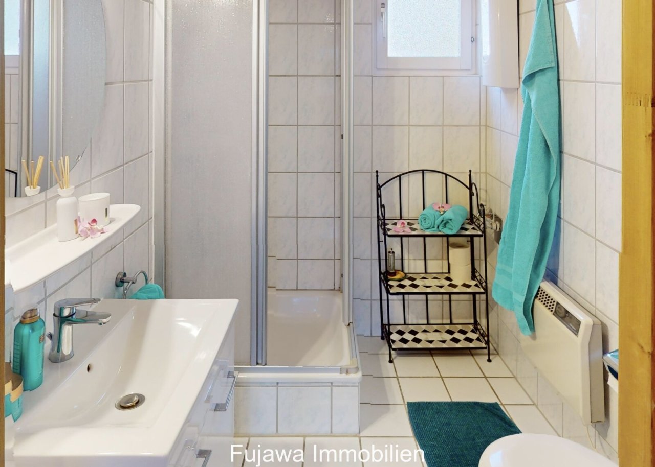 Bad mit Dusche und Fenster Bad mit Dusche und Fenster