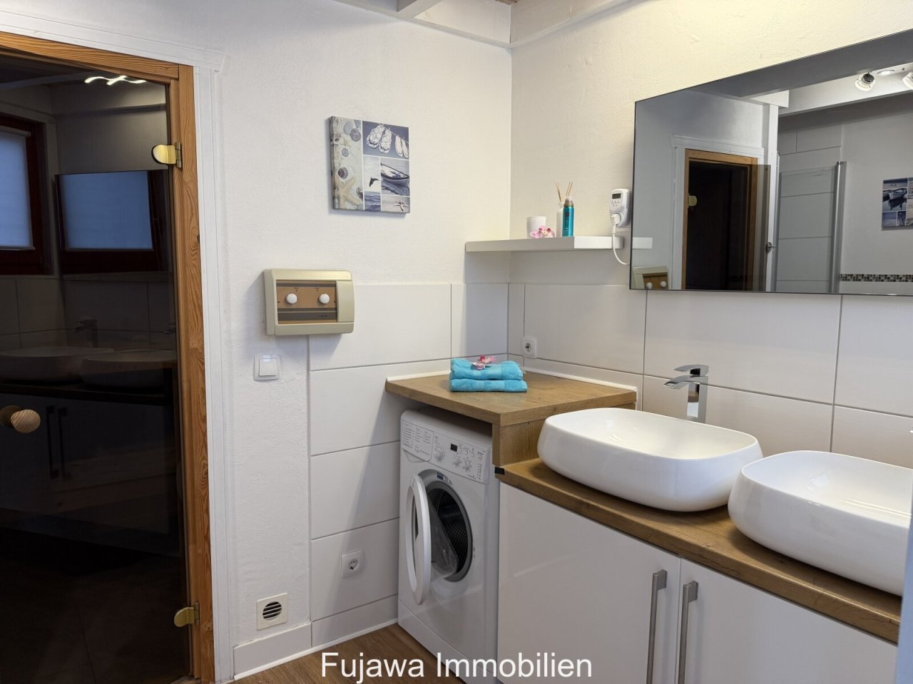 Bad mit Sauna, Doppelwaschbecken und Waschmaschine Bad mit Sauna, Doppelwaschbecken und Waschmaschine