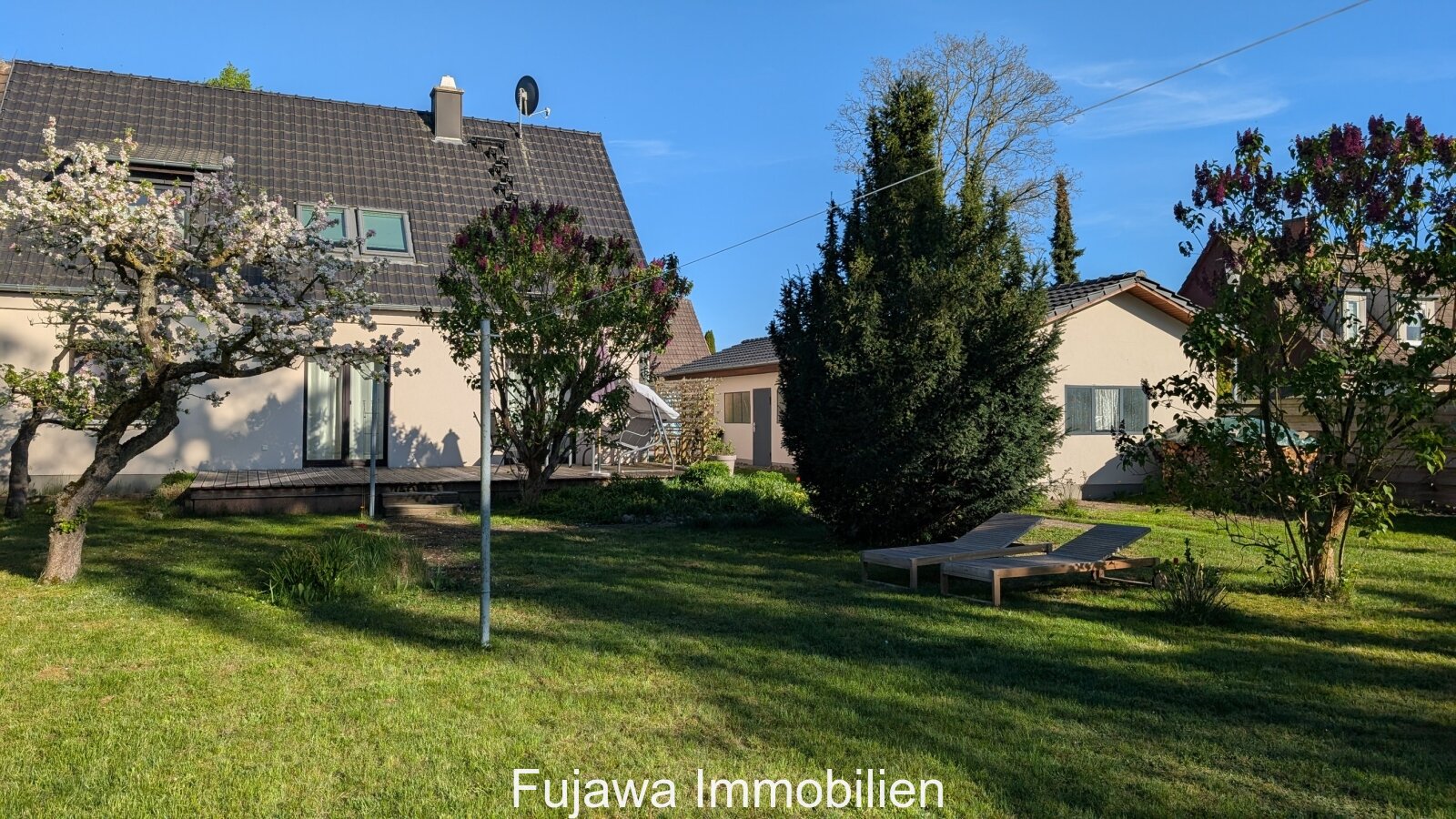 Ansicht Rückseite mit Garten 